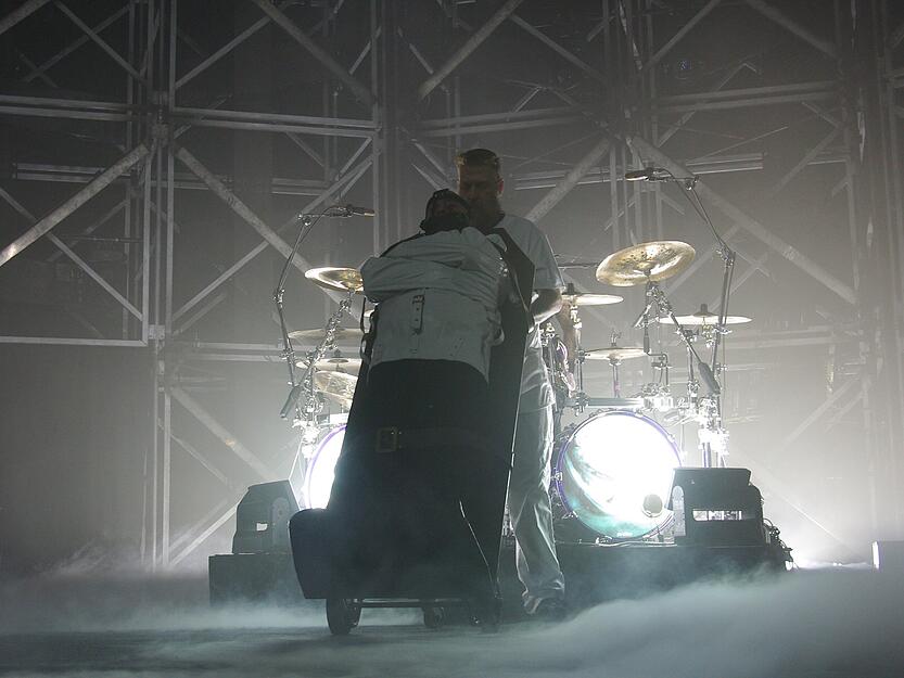 Sänger David Draiman kommt zu Beginn des Disturbed-Konzerts in Zwangsjacke auf die Bühne gerollt.