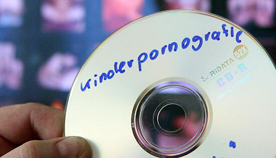 Ein Fahnder hält eine CD mit kinderpornografischem Material in der Hand. Symbolfoto: dpa