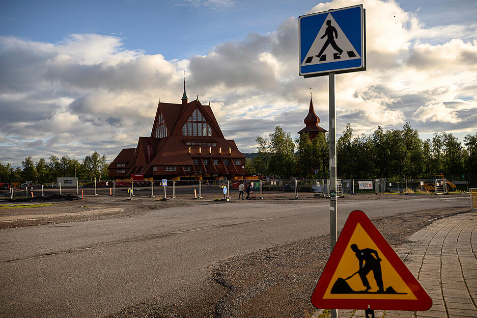 Vor der Kiruna-Kirche, einer schwedisch-lutherischen Holzkirche im samischen Stil werden Bauschilder aufgestellt &ndash; die Umsiedlung der Stadt auf einer f&uuml;nf Kilometer langen Strecke steht bevor.