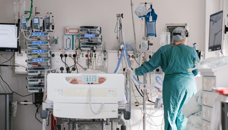 Eine Intensivpflegerin versorgt auf der Intensivstation einen an Covid-19 erkrankten Patienten.