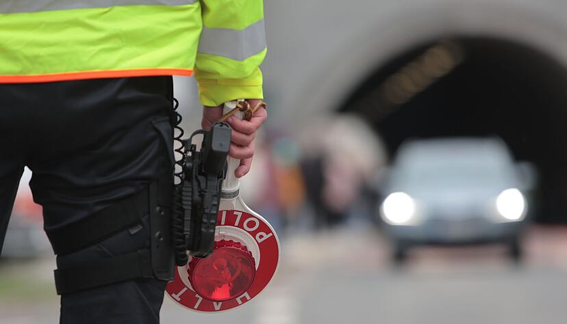 Die Beamten stellen mehrere Verst&ouml;&szlig;e fest. (Symbolbild)