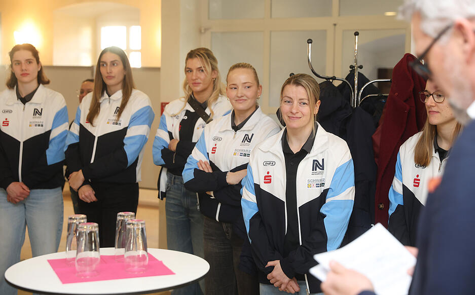 Die erfolgreichen Nationalspielerinnen der Sport-Union um Antje D&ouml;ll (F&uuml;nfte von links), Paulina Uscinowicz (Dritte von links) und Lena Ivancok (Zweite von links) haben die Stadt Neckarsulm auf internationaler B&uuml;hne vertreten.