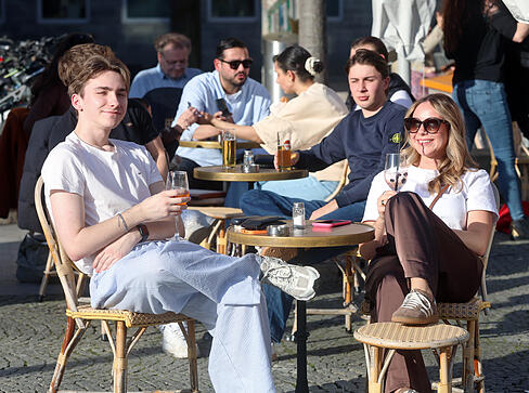 Bei milden Temperaturen genie&szlig;en Besucher das Fr&uuml;hlingswetter im Februar.