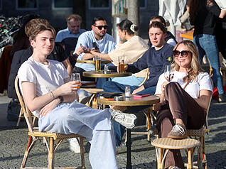 Bei milden Temperaturen genie&szlig;en Besucher das Fr&uuml;hlingswetter im Februar.