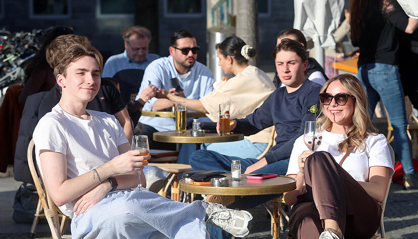 Bei milden Temperaturen genie&szlig;en Besucher das Fr&uuml;hlingswetter im Februar.