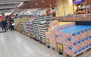 Das Kaufland in Neckarsulm stellt Paletten vor den Eingang. Foto: privat