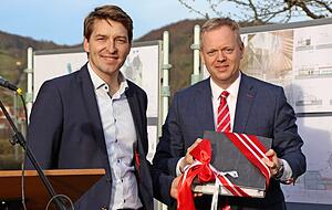 Geschenke unter Verwaltungsleuten: Bürgermeister Achim Beck (links) bei der Übergabe des Baugesuchs an Landrat Matthias Neth. Geschenke unter Verwaltungsleuten: Bürgermeister Achim Beck (links) bei der Übergabe des Baugesuchs an Landrat Matthias Neth.