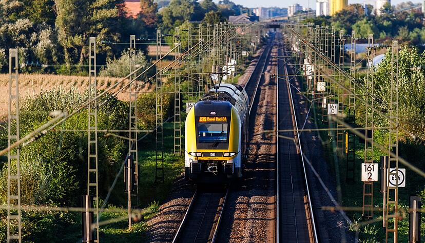 Die Rheintalbahn ist eine wichtige Pendlerstrecke. W&auml;hrend des Berufsverkehrs kam es zu Einschr&auml;nkungen. (Symbolbild)