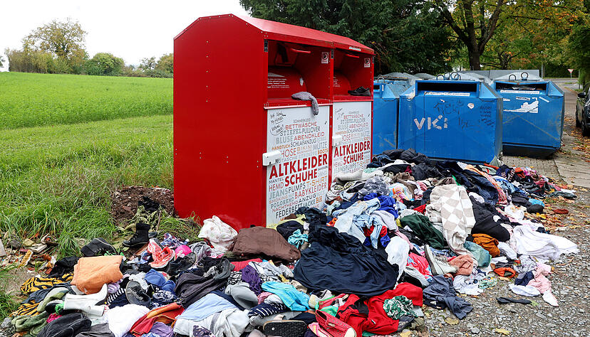 Illegaler Müll neben Altkleidercontainern ist mittlerweile landauf, landab ein Problem - hier ein krasses Beispiel aus Neckarsulm.