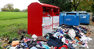Illegaler Müll neben Altkleidercontainern ist mittlerweile landauf, landab ein Problem - hier ein krasses Beispiel aus Neckarsulm.