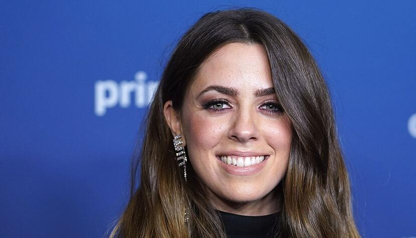 S&auml;ngerin Vanessa Mai ruft mit der Moderatorin Lola Weippert andere Frauen zur Vorsorge-Untersuchung beim Frauenarzt auf. (Archivbild)