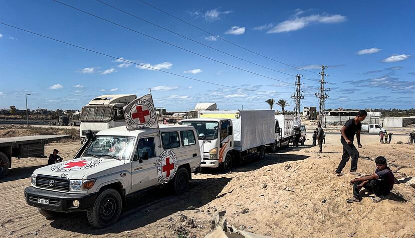 Mitarbeiter des Roten Kreuzes helfen bei &Uuml;bergabe der Leichen von Geiseln. (Archivbild)