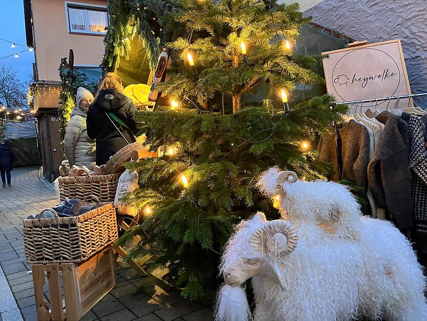 Kuschlige Fellschuhe, warme Socken, geschweißte Gartendeko, gehäkelte Brotkörbe: Die Auswahl an schönen Dingen auf dem Forchtenberger Weihnachtsmarkt ist groß.