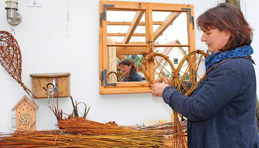 Hinter dem Haus hat Inge Hoffmann-Vogel ihre &uuml;berdachte Werkstatt. Rebschere, Messer und Pfriem sind die Werkzeuge, um Weidenruten verschiedener L&auml;ngen und Dicken zu verarbeiten, zum Beispiel zu einem Herz.Fotos: Sabine Friedrich