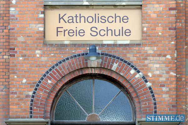 Die private katholische Schule startet zum Schuljahr 2000/2001 mit  27 Erstkl&auml;sslern aus dem Stadt- und Landkreis Heilbronn in der alten Staufenbergschule.