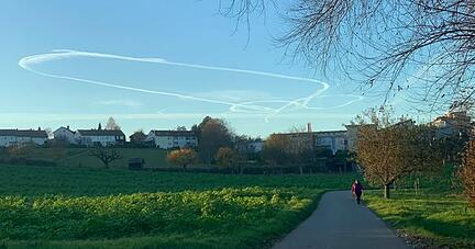 Dieses Foto stellte uns ein Leser zur Verfügung. Auch über dem Himmel von Heilbronn waren die Kondensstreifen zu sehen.