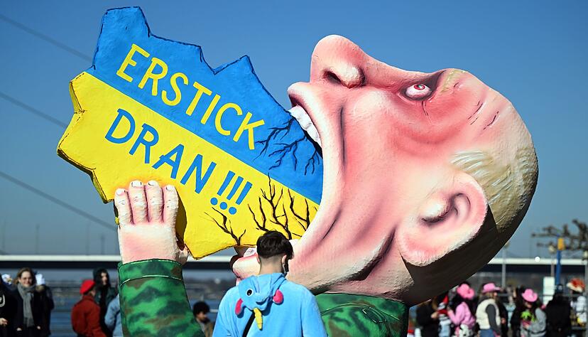 Der D&uuml;sseldorfer Motivwagen mit der &uuml;berlebensgro&szlig;en Karikatur des russischen Pr&auml;sidenten Putin, der die Ukraine schluckt.