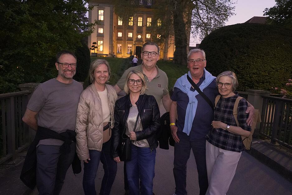 Night-of-Music-Besucher vor dem Öhringer Hoftheater. Night-of-Music-Besucher vor dem Öhringer Hoftheater.