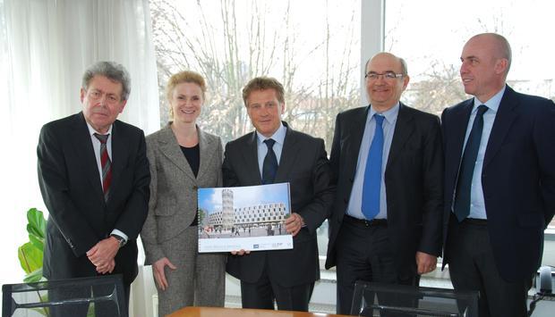 Unterschrieben den Kaufvertrag bei Notar Dr. Rolf Gaupp (v. li.): Erste Bürgermeisterin Margarete Heidler, Yvon Denis Houbé, Jean-Michel Arlaud und Laurent de Warren von der Investhotel Heilbronn GmbH.