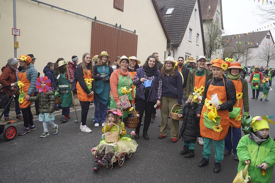 Festumzug in D&ouml;rzbach: Zuschauer genie&szlig;en den traditionellen Fr&uuml;hjahrspferdemarkt