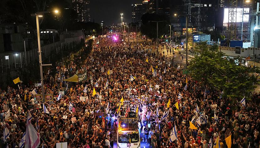 In Israel kommt es wegen der beschlossenen Ausweitung des Gaza-Krieges zu Massenprotesten.