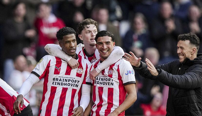 Zum dritten Mal in Serie dürfen sich die Eindhovener Spieler über die niederländische Meisterschaft freuen. Zum dritten Mal in Serie dürfen sich die Eindhovener Spieler über die niederländische Meisterschaft freuen.