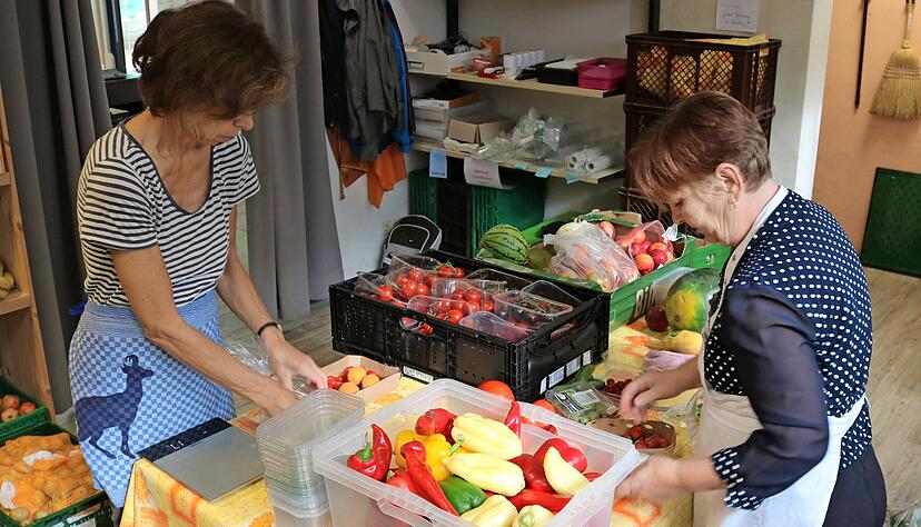 Qualitätskontrolle: Die ehrenamtlichen Helferinnen prüfen neu eingetroffene Ware. Jeden Morgen bekommen sie Spenden von Lidl, Aldi und Rewe. Qualitätskontrolle: Die ehrenamtlichen Helferinnen prüfen neu eingetroffene Ware. Jeden Morgen bekommen sie Spenden von Lidl, Aldi und Rewe.