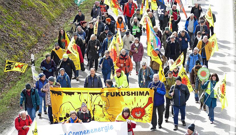 Rund 300 Menschen beteiligten sich am friedlichen Protestmarsch anlässlich des Jahrestages der Reaktorkatastrophe in Fukushima.
Foto: Harald Schmidt Rund 300 Menschen beteiligten sich am friedlichen Protestmarsch anlässlich des Jahrestages der Reaktorkatastrophe in Fukushima.
Foto: Harald Schmidt