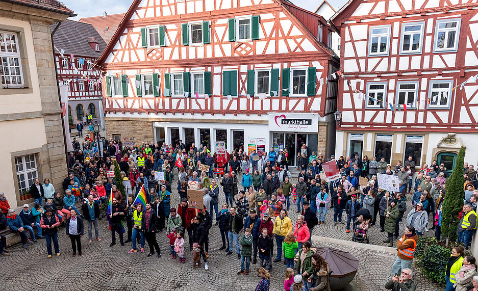 In der Brackenheimer Innenstadt haben sich Menschen versammelt, um ein Zeichen gegen Rechtsextremismus zu setzen.