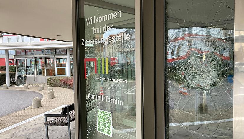 Ein Mann hat im Januar 2024 am Landratsamt Heilbronn mit Pflastersteinen zahlreiche Scheiben eingeworfen.