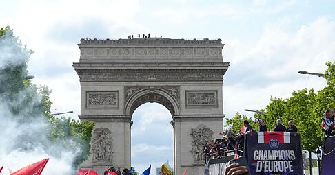 Nach der Siegesfeier des PSG in Paris kommt es erneut zu Ausschreitungen.
