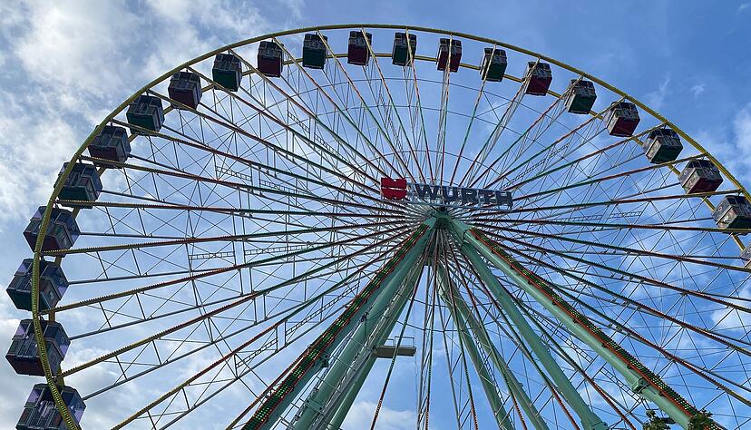 Nicht zu übersehen ist das Riesenrad am Carmen-Würth-Forum, das anlässlich von Würth-Open-Air und Mitarbeiterfest des Unternehmens aufgestellt wurde.