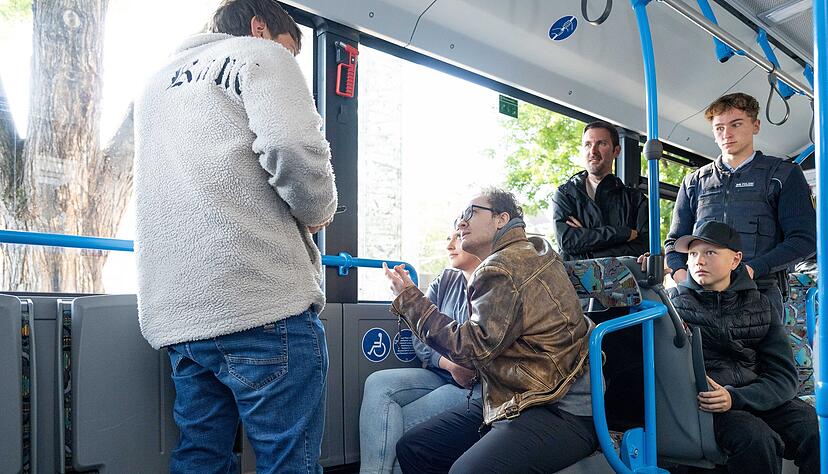 Der Bus der Heilbronner Stadtwerke dient Schauspielern und Sch&uuml;ler als perfekte Kulisse f&uuml;r den gemeinsam Aktionstag Zivilcourage der Landes- und der Bundespolizei.