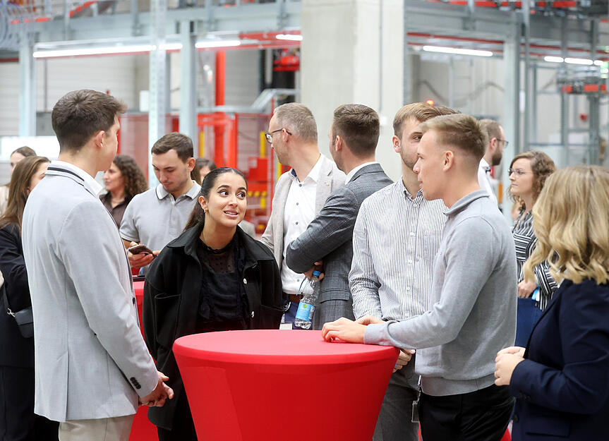 Zu Besuch ist bei der Firma Würth  in Künzelsau nicht nur Kanzler Scholz. Zu Besuch ist bei der Firma Würth  in Künzelsau nicht nur Kanzler Scholz.