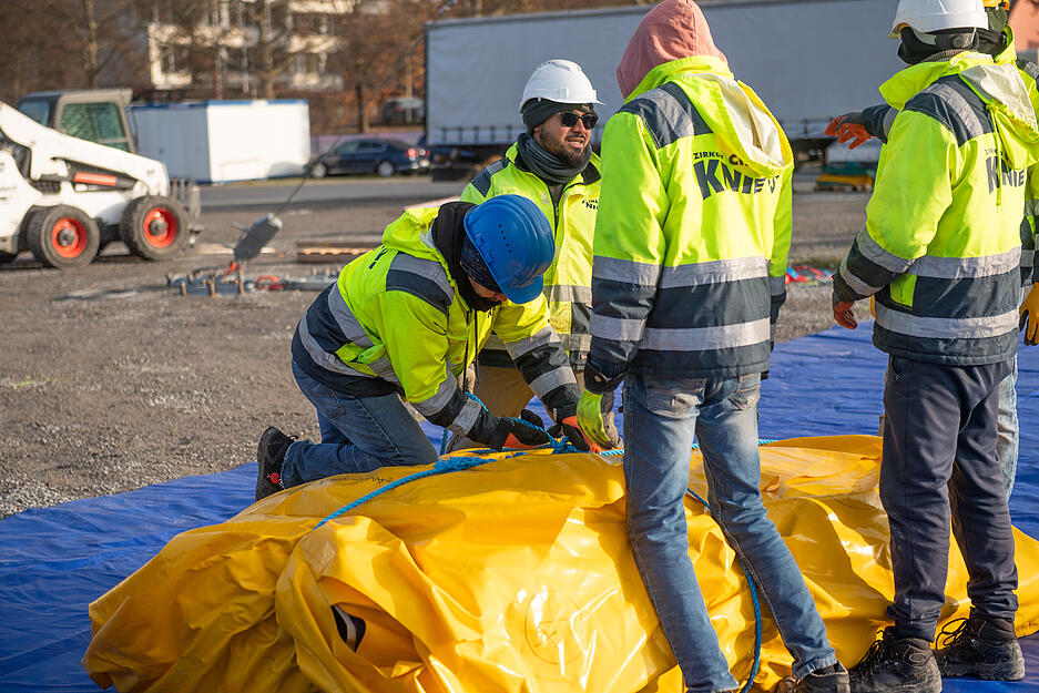 Ein modernes Zirkuszelt mit traditioneller Atmosphäre entsteht auf der Heilbronner Theresienwiese.