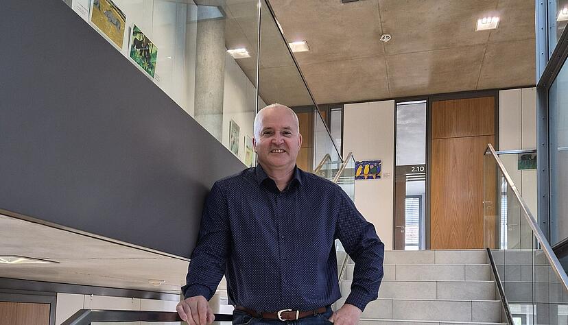 Ralf Steinbrenner freut sich: Nach der Wahl erh&auml;lt er viele Gl&uuml;ckw&uuml;nsche und gibt erst einmal Eis aus. Doch auf den B&uuml;rgermeister wartet viel Arbeit.