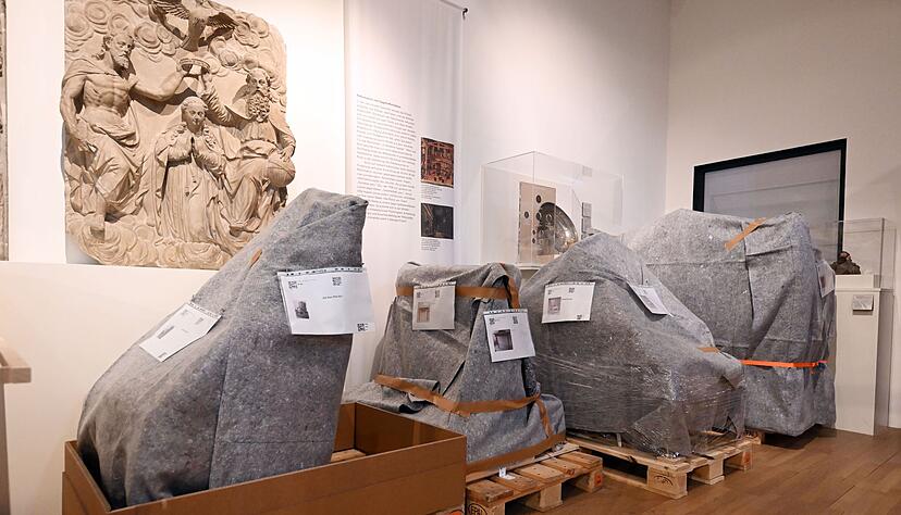 W&auml;hrend an den W&auml;nden noch Ausstellungsst&uuml;cke h&auml;ngen, werden schon verpackte Objekte zwischengelagert.