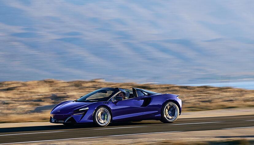 Erleben Sie mit dem McLaren Artura Spider offenen Fahrspa&szlig; und gesteigerte Leistung.