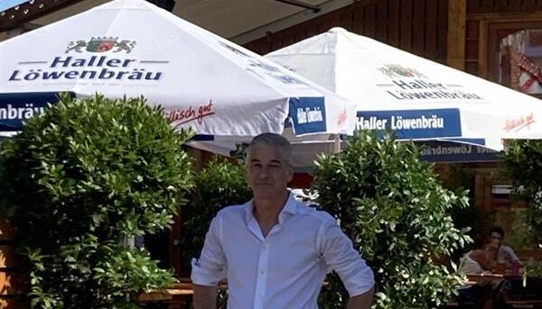 Festwirt Karl Maier ist mit dem Aufbau der Fahrgeschäfte und Stände auf dem Heilbronner Volksfest in diesem Jahr zufrieden.