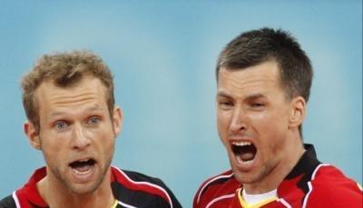 Thomas Kr&ouml;ger (l) jubelt bei den Olympischen Spielen mit Mark Siebeck &uuml;ber eine Aktion.