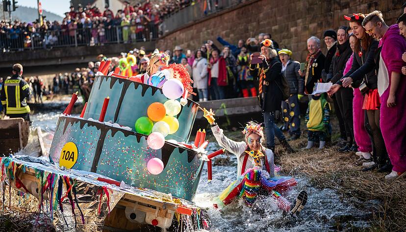 Die Da-Bach-na-Fahrt» ist einer der Höhepunkte der Fastnacht im Südwesten. Die Da-Bach-na-Fahrt» ist einer der Höhepunkte der Fastnacht im Südwesten.