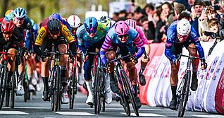 Marcel Kittels Sch&uuml;tzling Dylan Groenewegen gewinnt im Sprint.