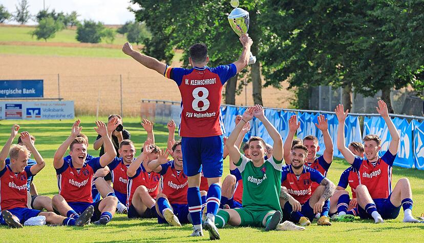 Ersch&ouml;pft, aber gl&uuml;cklich: Die Spieler des Verbandsligisten FSV Hollenbach feiern ihren Turniersieg im Sitzen.
Foto: Schmerbeck