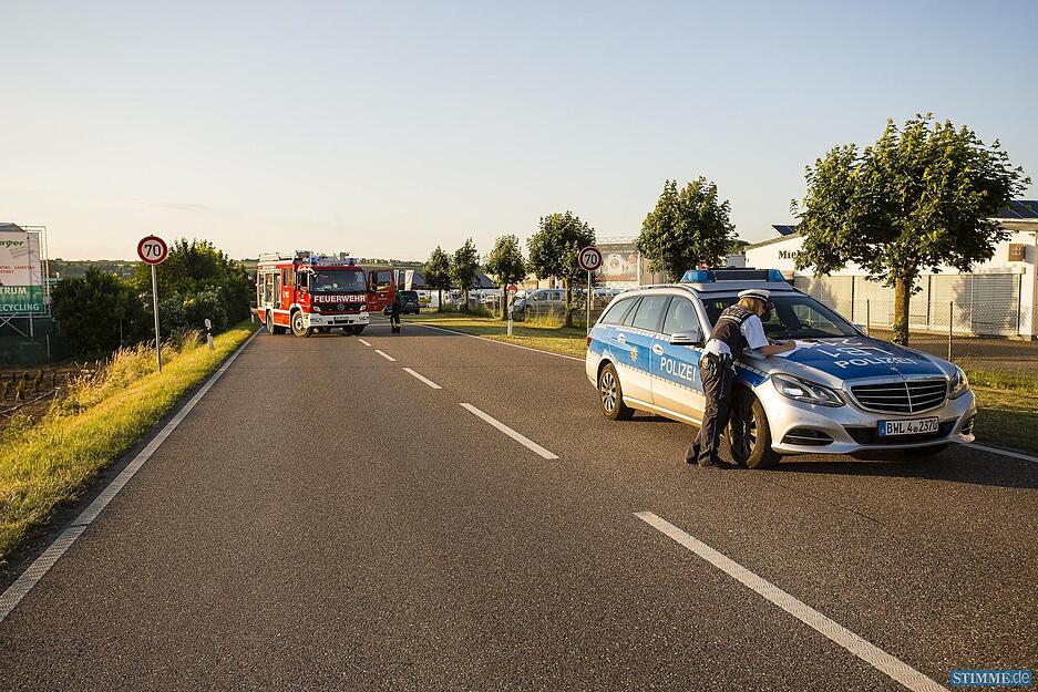 Schwerer Folgeunfall auf der B27 bei Kirchheim am Neckar. Gegen 19:13 ereignete sich auf der B27 ein Auffahrunfall. Die Feuerwehr sowie der Rettungsdienst wurden zu diesem Unfall hinzugezogen. Ein Streifenwagen der mit Sondersignal zu diesem Einsatz fuhr, krachte ca 200m vor der Unfallstelle frontal mit einem PKW auf der Gegenfahrbahn zusammen.
Nach ersten Informationen wurden 5 Personen verletzt.
Beim Auffahrunfall wurde einer Person ins Karnkenhaus eingeliefert, eine weitere verletzte Person musste nicht ins KH eingeliefert werden.
Beim Frontalzusammenstoß des Streifenwagens, wurden beide Beamten verletzt ins KH eingeliefert. 1 Person des unfallbeteiligten kam ebenfalls in die Klinik. / Kirchheim am Neckar, Baden-Württemberg, Germany, Europa Fotograf: 7aktuell.de/Schmalz Schwerer Folgeunfall auf der B27 bei Kirchheim am Neckar. Gegen 19:13 ereignete sich auf der B27 ein Auffahrunfall. Die Feuerwehr sowie der Rettungsdienst wurden zu diesem Unfall hinzugezogen. Ein Streifenwagen der mit Sondersignal zu diesem Einsatz fuhr, krachte ca 200m vor der Unfallstelle frontal mit einem PKW auf der Gegenfahrbahn zusammen.
Nach ersten Informationen wurden 5 Personen verletzt.
Beim Auffahrunfall wurde einer Person ins Karnkenhaus eingeliefert, eine weitere verletzte Person musste nicht ins KH eingeliefert werden.
Beim Frontalzusammenstoß des Streifenwagens, wurden beide Beamten verletzt ins KH eingeliefert. 1 Person des unfallbeteiligten kam ebenfalls in die Klinik. / Kirchheim am Neckar, Baden-Württemberg, Germany, Europa Fotograf: 7aktuell.de/Schmalz