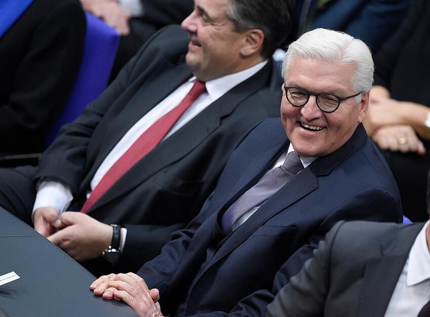 Der Kandidat f&uuml;r das Amt des Bundespr&auml;sidenten, Frank-Walter Steinmeier, hat neben Bundesau&szlig;enminister Sigmar Gabril Platz genommen.
