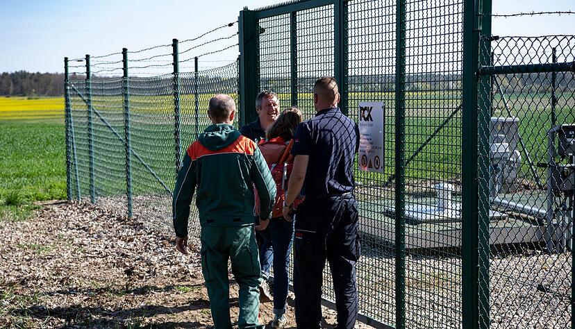 Eine Aktivistin der &laquo;Letzten Generation&raquo; wird unweit von Breydin (Brandenburg) von Sicherheitskr&auml;ften am Betreten einer Betriebsanlage der PCK Raffinerie GmbH gehindert.