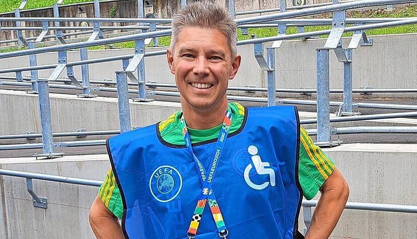 Sven Rügner ist wie bei der WM 2006 wieder als Volunteer tätig − und hilft Menschen mit Beeinträchtigung. Er selbst hat einen Sohn mit Down-Syndrom. Sven Rügner ist wie bei der WM 2006 wieder als Volunteer tätig − und hilft Menschen mit Beeinträchtigung. Er selbst hat einen Sohn mit Down-Syndrom.