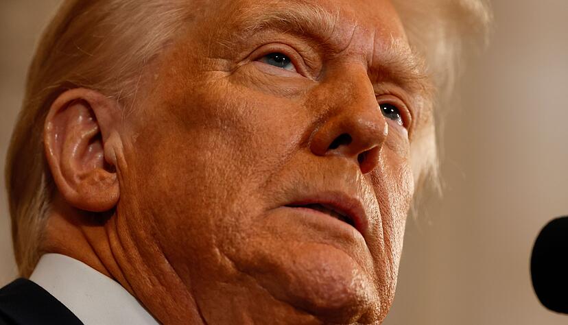 Trump rechtfertigt seine Entscheidung und weicht kritischen Nachfragen aus.