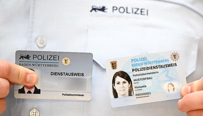 Derzeit gibt es zwei g&uuml;ltige Versionen des Polizeiausweises: die alte und die neue, die gerade eingef&uuml;hrt wird. (Archivfoto)