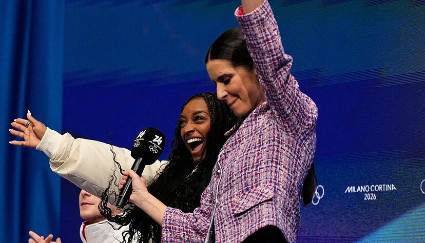 Auch Turn-Star Simone Biles (l) ließ sich die Malinin-Show nicht entgehen. Auch Turn-Star Simone Biles (l) ließ sich die Malinin-Show nicht entgehen.